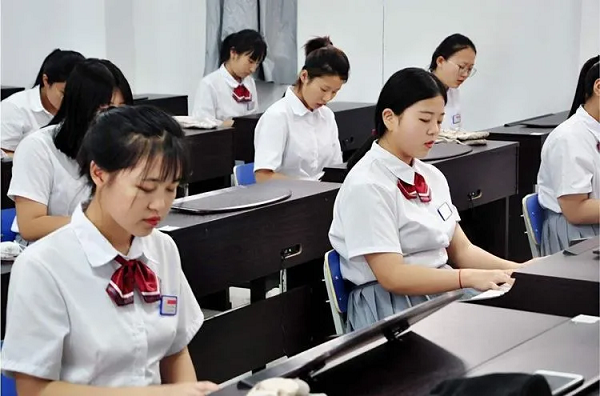 職業(yè)學(xué)校學(xué)生